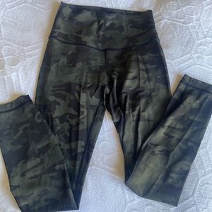 Lululemon wunder under green camo size 4